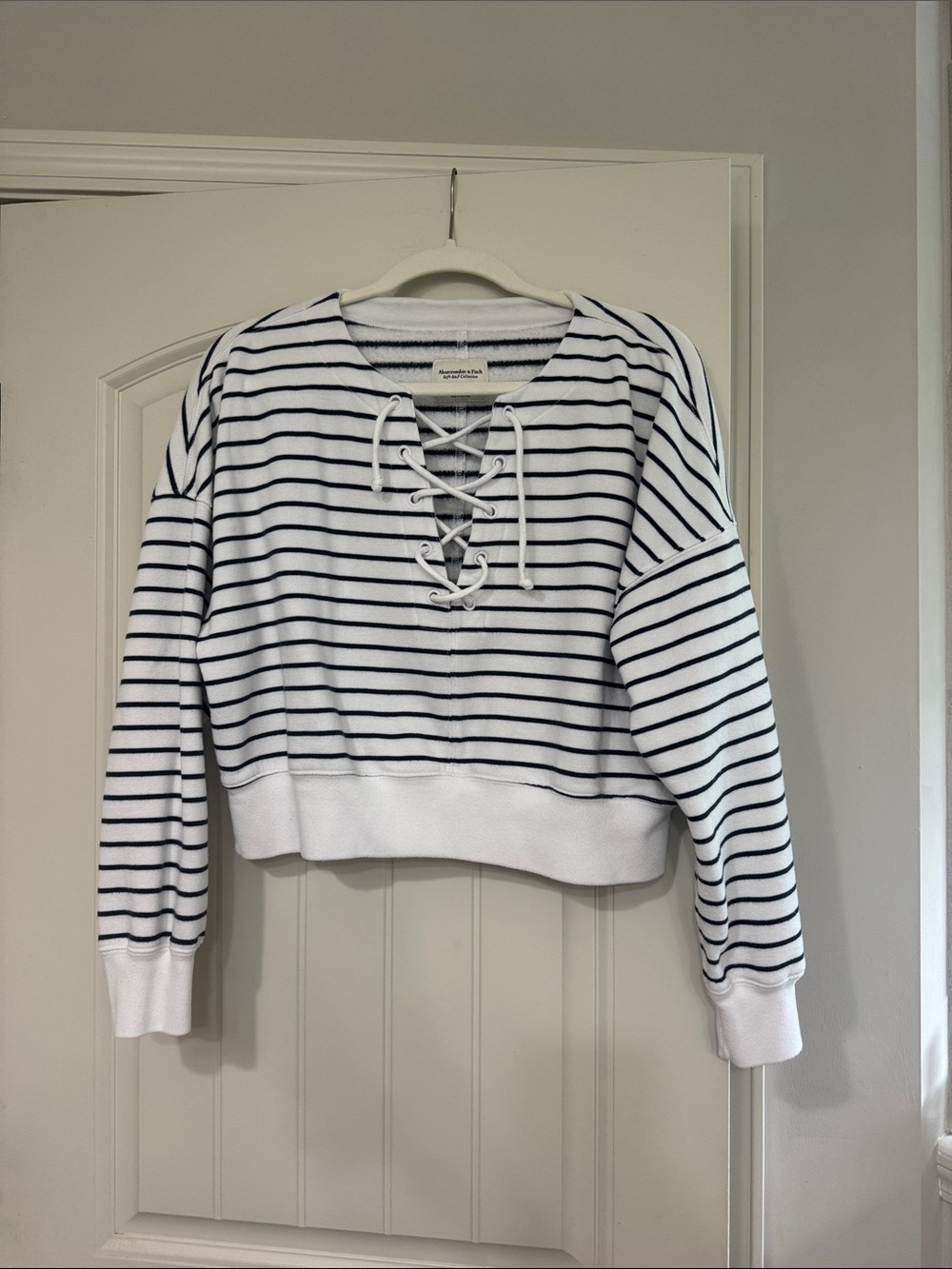 A&F Striped Lace-Up Cropped Sweatshirt - White/Black